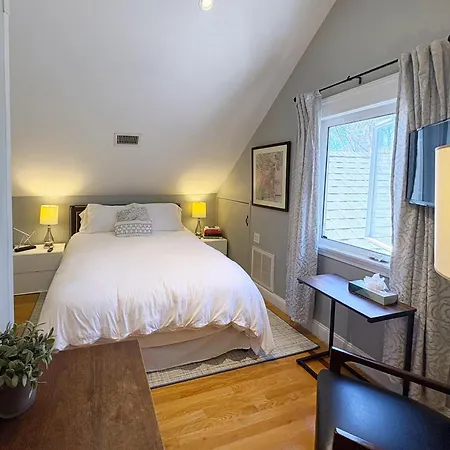 Apartment Top-floor, 2-bedroom Balcony Near Red Line