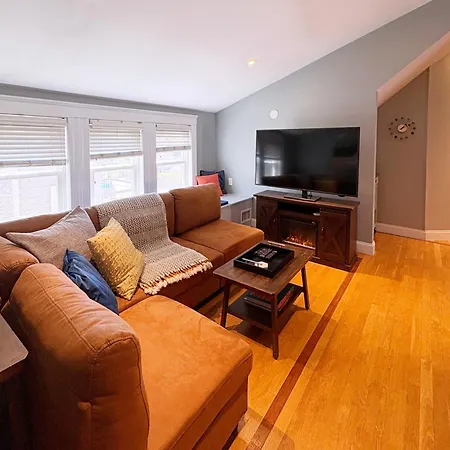 Apartment Top-floor, 2-bedroom Balcony Near Red Line Boston