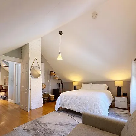 Top-floor, 2-bedroom Balcony Near Red Line * Boston
