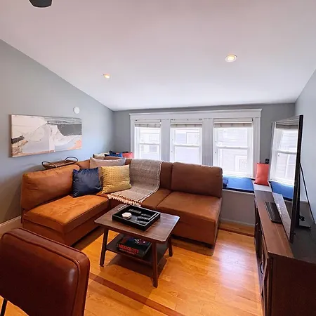 Top-floor, 2-bedroom Balcony Near Red Line Apartment Boston