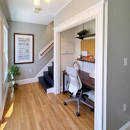 Apartment Top-floor, 2-bedroom Balcony Near Red Line Boston