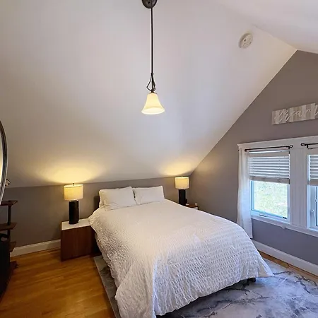 Top-floor, 2-bedroom Balcony Near Red Line