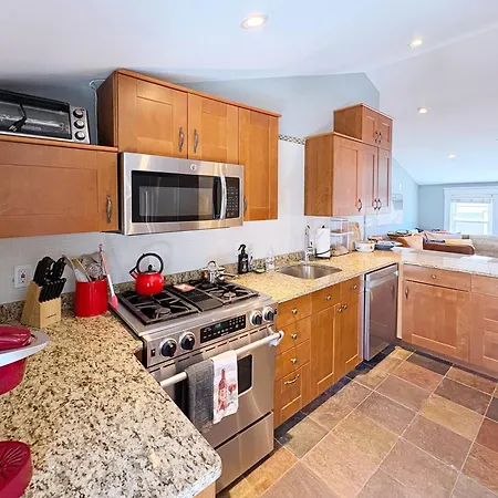 Apartment Top-floor, 2-bedroom Balcony Near Red Line