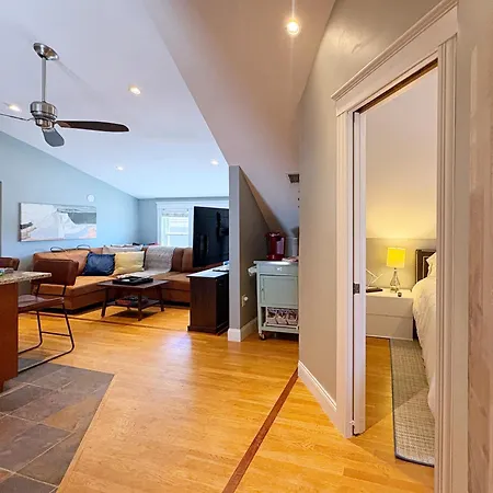 Top-floor, 2-bedroom Balcony Near Red Line Apartment Boston