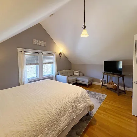 Top-floor, 2-bedroom Balcony Near Red Line Apartment