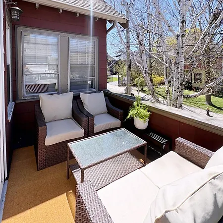 Top-floor, 2-bedroom Balcony Near Red Line *