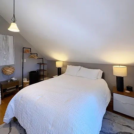 Top-floor, 2-bedroom Balcony Near Red Line Boston