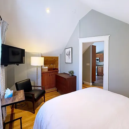 Top-floor, 2-bedroom Balcony Near Red Line * Boston