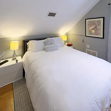 Top-floor, 2-bedroom Balcony Near Red Line *