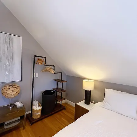 Top-floor, 2-bedroom Balcony Near Red Line *