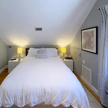 Top-floor, 2-bedroom Balcony Near Red Line Apartment