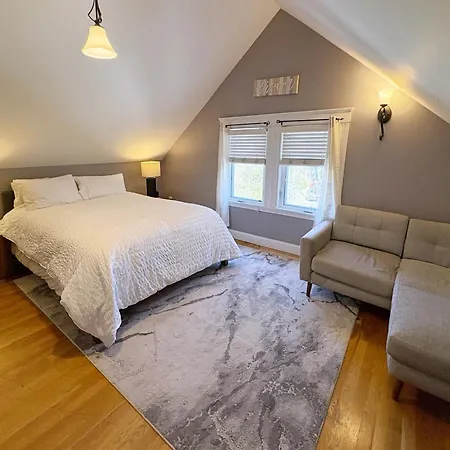 Top-floor, 2-bedroom Balcony Near Red Line * Boston