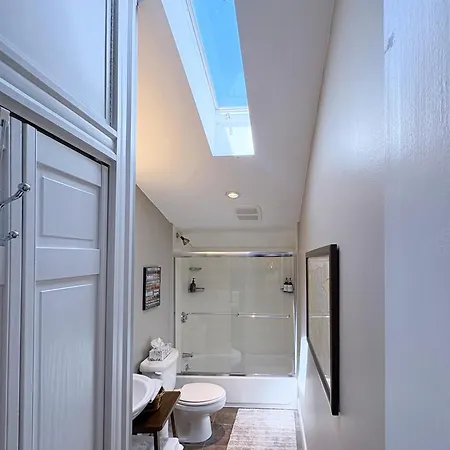 Apartment Top-floor, 2-bedroom Balcony Near Red Line