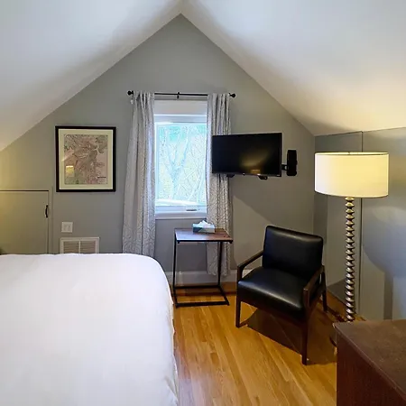 Top-floor, 2-bedroom Balcony Near Red Line Boston
