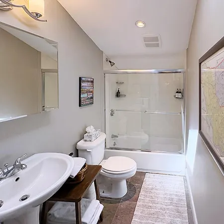 Top-floor, 2-bedroom Balcony Near Red Line Apartment
