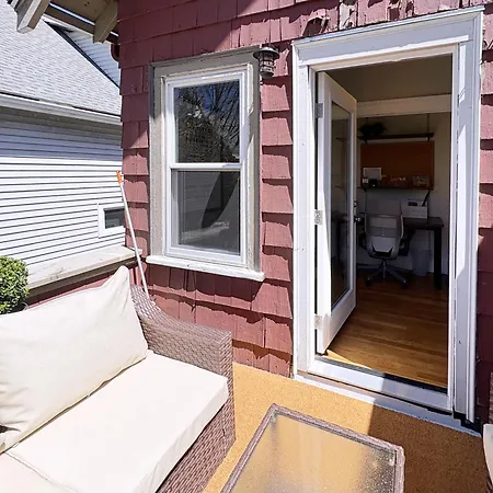Top-floor, 2-bedroom Balcony Near Red Line Boston
