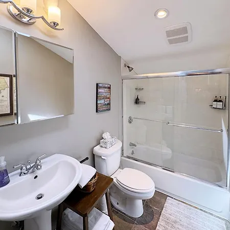 Top-floor, 2-bedroom Balcony Near Red Line