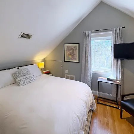 Top-floor, 2-bedroom Balcony Near Red Line Apartment