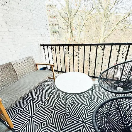 Apartment 2 Bed, In Unit Laundry, College, Balcony