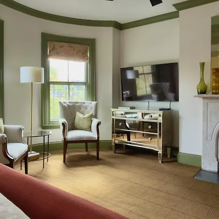 Clarendon Square Bed & Breakfast