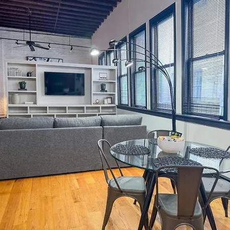 Expansive Back Bay Loft, Sleeps 4, 1b1b Boston