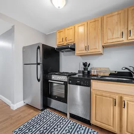 Apartment Bright Cozy Room, Steps From Red Line & Beaches