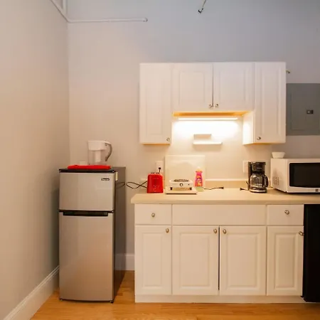 Apartment Back Bay Efficiency Unit, Pvt Bath, Kitchenette *