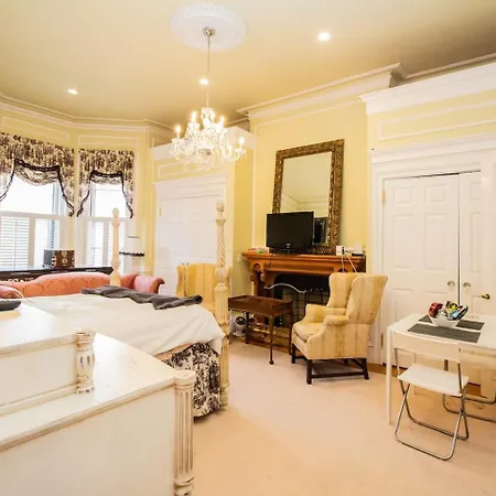 Back Bay Efficiency Unit, Pvt Bath, Kitchenette Apartment