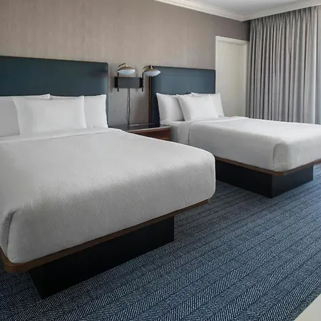 Courtyard By Marriott Downtown Hotel