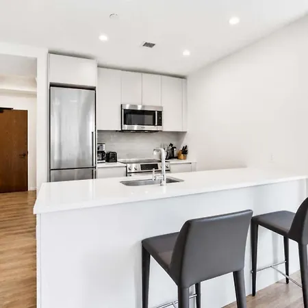 Bright Downtown Seaport Apartment *