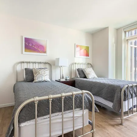 Chic Seaport With Pool Apartment *