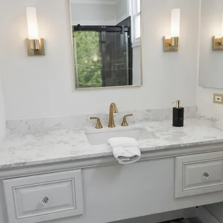 Spacious 4br Near Subway, Sleeps 8per Easy Access To Downtown Boston