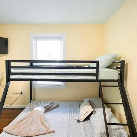 Stylish 4br Boston, Pet-friendly Near Savin Hill, I-93 & Red Line 30-1 Apartment Boston