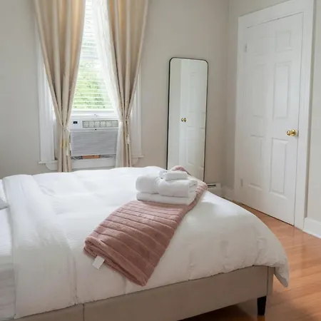 Spacious 4br Near Subway, Sleeps 8per Easy Access To Downtown