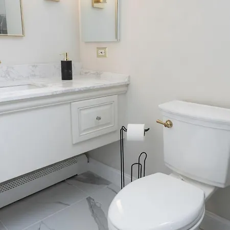 Apartment Spacious 4br Near Subway, Sleeps 8per Easy Access To Downtown *