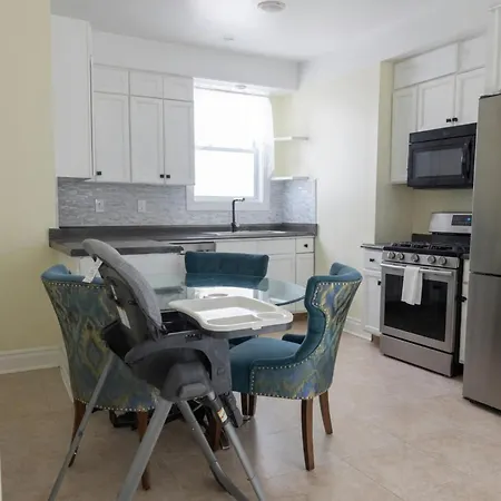 Spacious 4br Near Subway, Sleeps 8per Easy Access To Downtown Apartment Boston