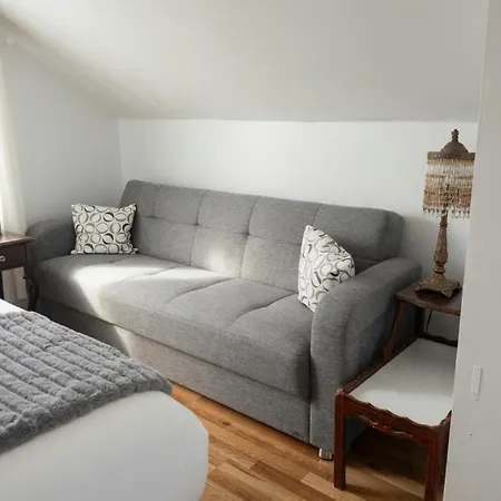 Spacious 4br Near Subway, Sleeps 8per Easy Access To Downtown Apartment *
