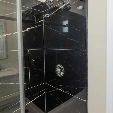 Spacious 4br Near Subway, Sleeps 8per Easy Access To Downtown Boston