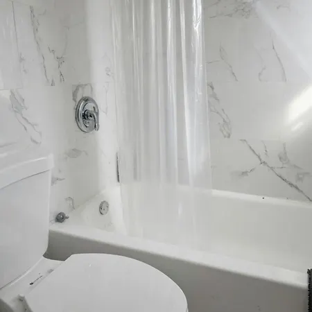 Apartment Spacious 4br Near Subway, Sleeps 8per Easy Access To Downtown