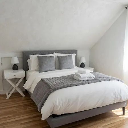 Apartment Spacious 4br Near Subway, Sleeps 8per Easy Access To Downtown Boston