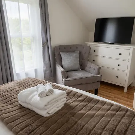 Spacious 4br Near Subway, Sleeps 8per Easy Access To Downtown Boston
