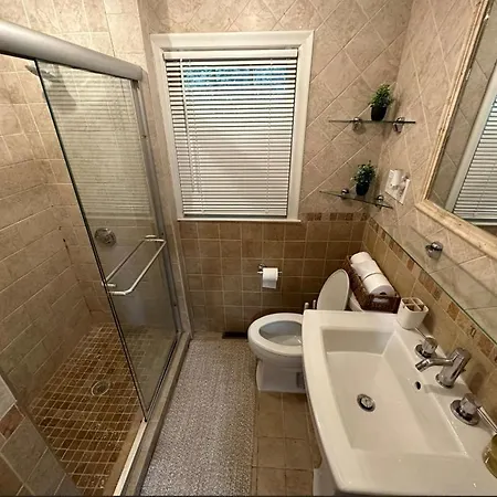 -no16- Extra Spacious In A House - 10 Min To Line T Station & College - Centrally Located At Brighton Homestay *