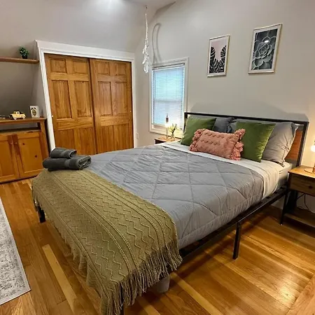 Homestay -no17- Comfy Private In A House - Walking Distance To College And Line T Station - Centrally Located At Brighton *