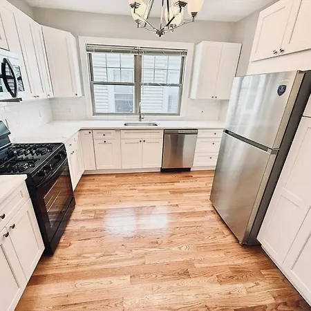 Spacious With Great Amenities Guest house