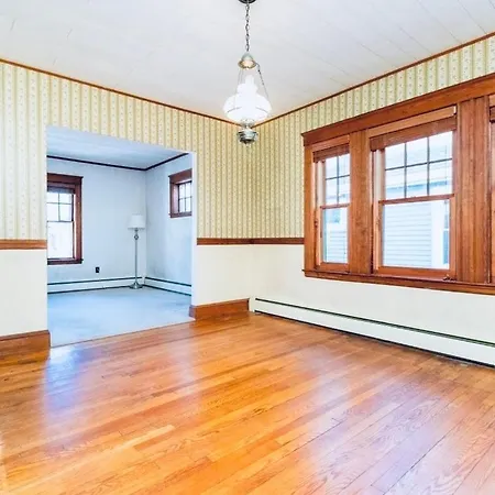 Spacious With Great Amenities Guest house Boston