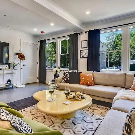Luxe Near T Holiday home
