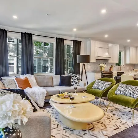 Holiday home Luxe Near T Boston