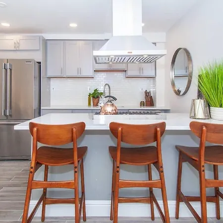 Cozy Duplex Near T