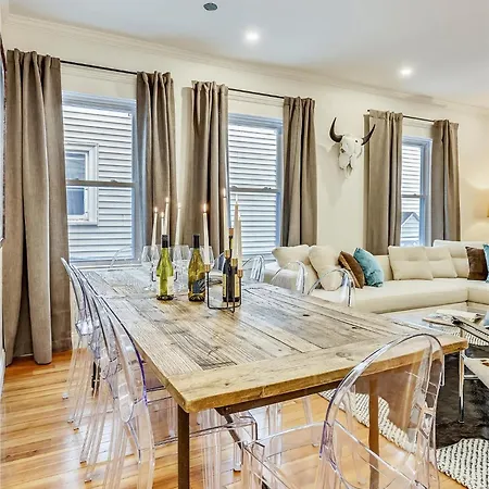 Stylish Renovation Near T Holiday home