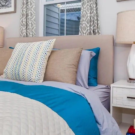 Bright & Spacious Near T Holiday home